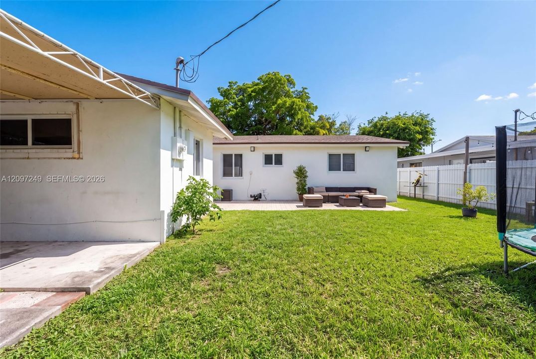 For Sale: $879,000 (6 beds, 4 baths, 2369 Square Feet)