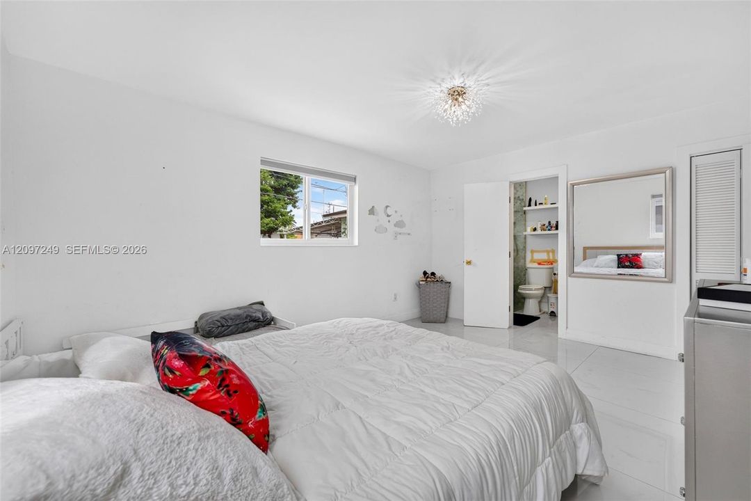 For Sale: $879,000 (6 beds, 4 baths, 2369 Square Feet)