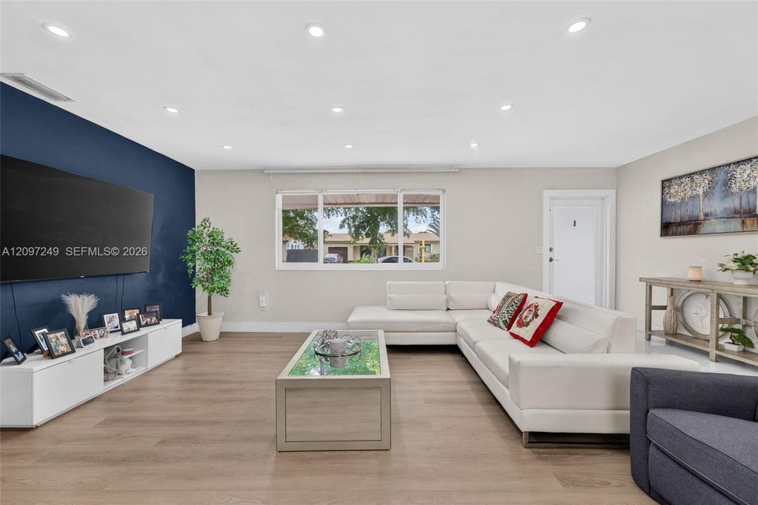 For Sale: $879,000 (6 beds, 4 baths, 2369 Square Feet)