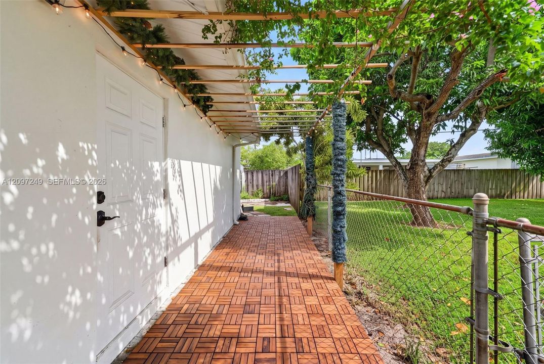 For Sale: $879,000 (6 beds, 4 baths, 2369 Square Feet)