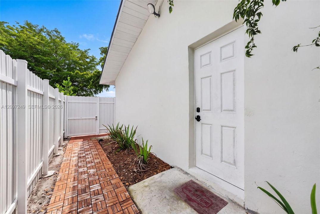 For Sale: $879,000 (6 beds, 4 baths, 2369 Square Feet)