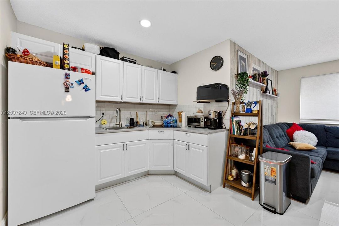 For Sale: $879,000 (6 beds, 4 baths, 2369 Square Feet)