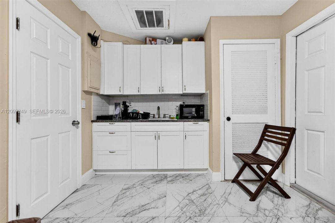 For Sale: $879,000 (6 beds, 4 baths, 2369 Square Feet)