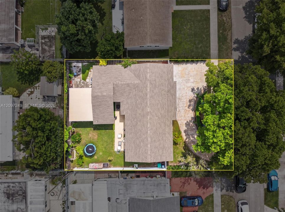 For Sale: $879,000 (6 beds, 4 baths, 2369 Square Feet)