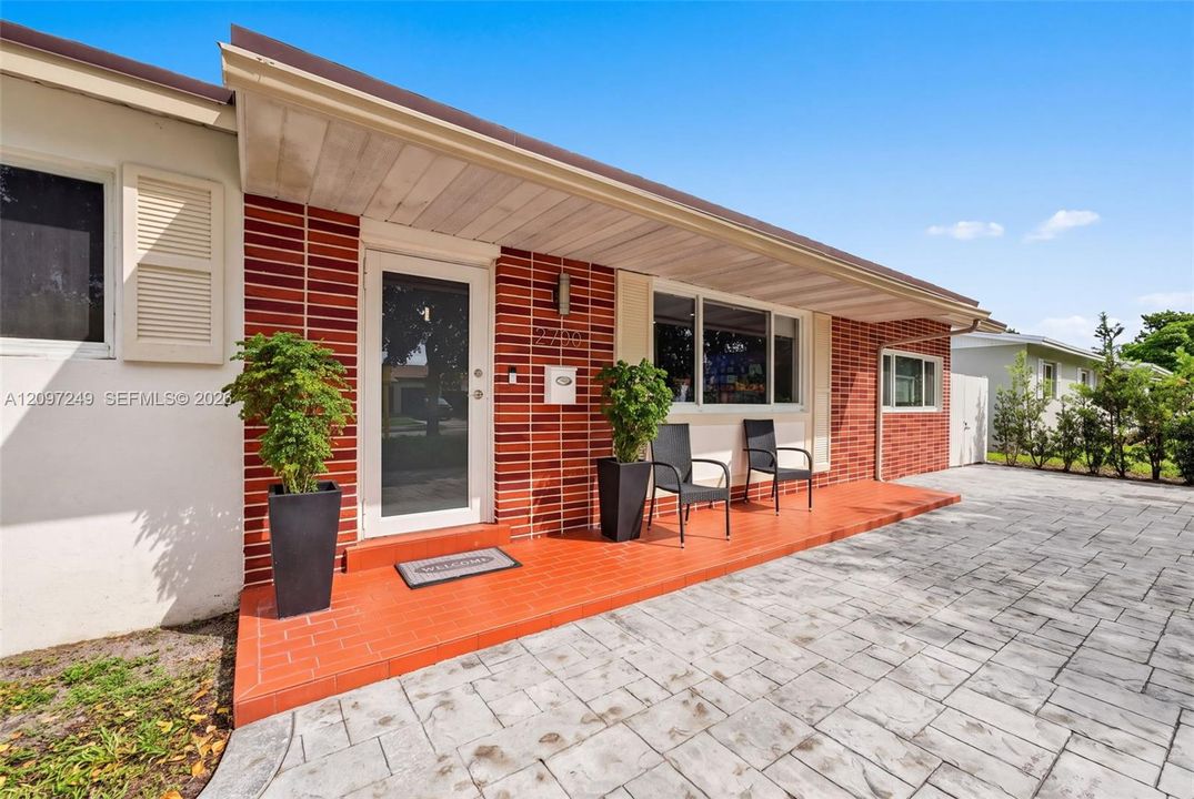 For Sale: $879,000 (6 beds, 4 baths, 2369 Square Feet)
