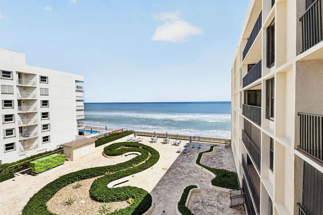 15-web-or-mls-Courtyard view (2)