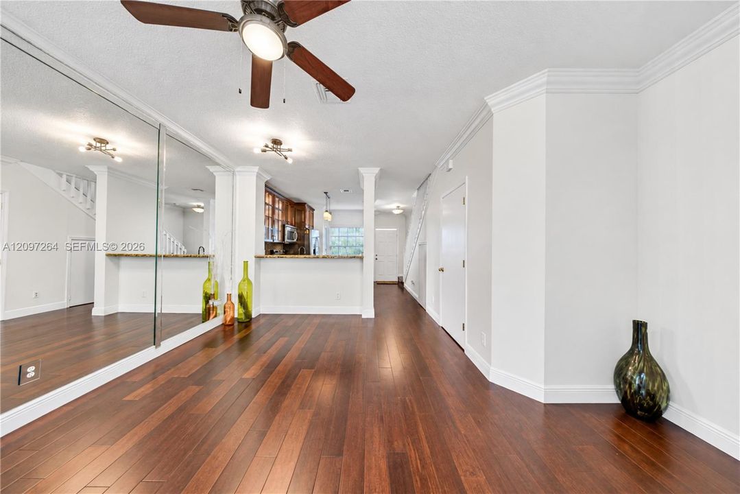 For Sale: $389,000 (2 beds, 2 baths, 1024 Square Feet)