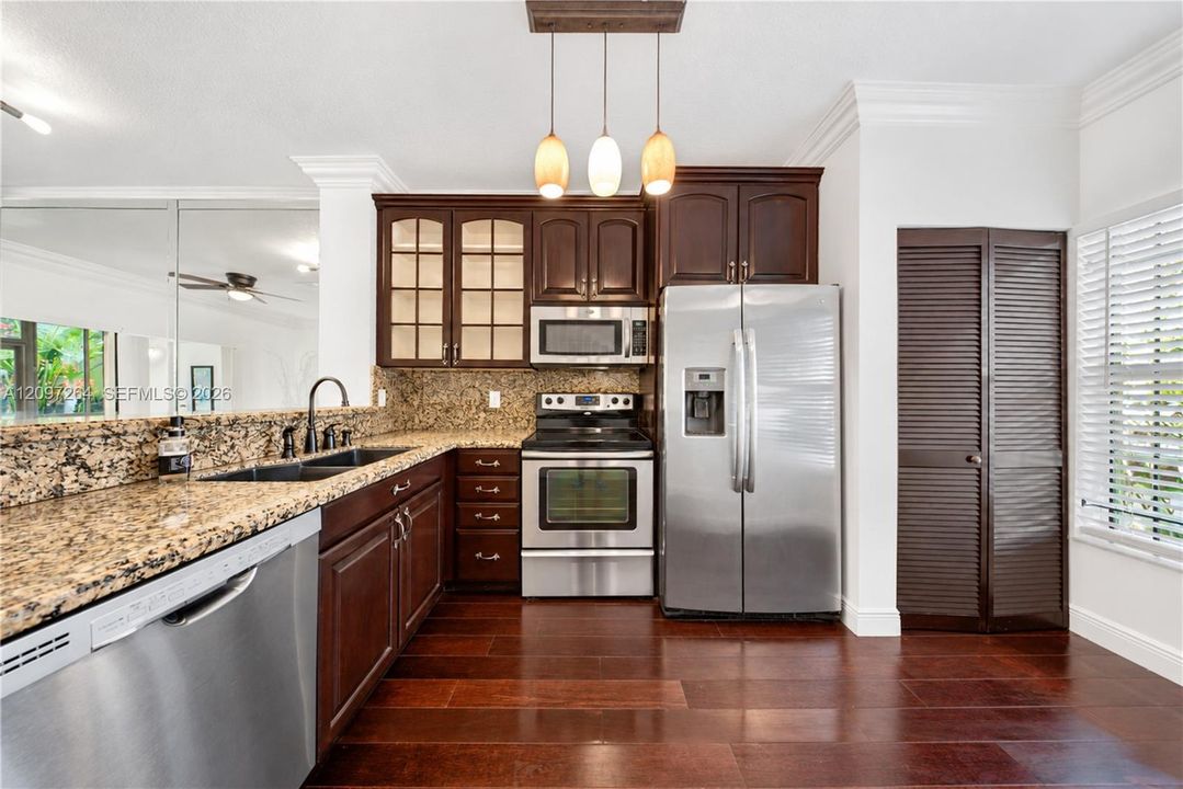 For Sale: $389,000 (2 beds, 2 baths, 1024 Square Feet)