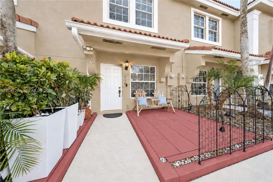 For Sale: $389,000 (2 beds, 2 baths, 1024 Square Feet)