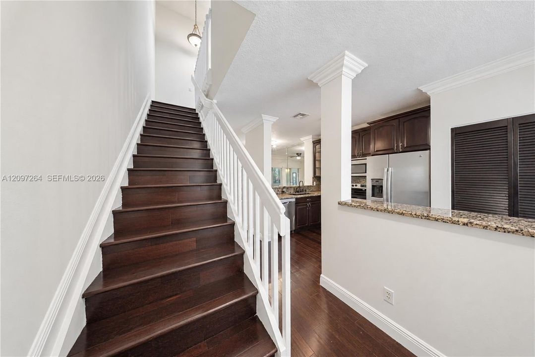 For Sale: $389,000 (2 beds, 2 baths, 1024 Square Feet)
