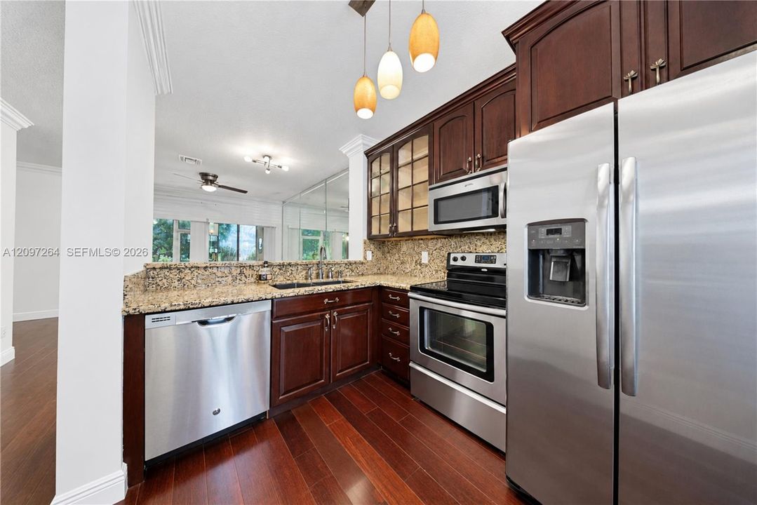 For Sale: $389,000 (2 beds, 2 baths, 1024 Square Feet)