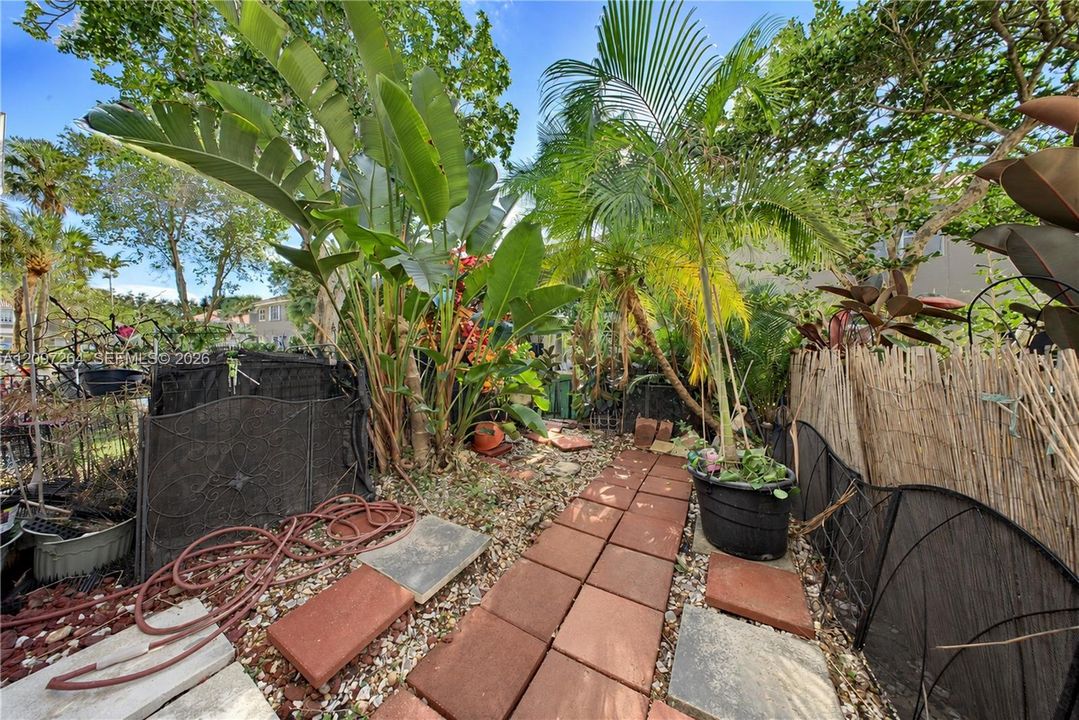 For Sale: $389,000 (2 beds, 2 baths, 1024 Square Feet)
