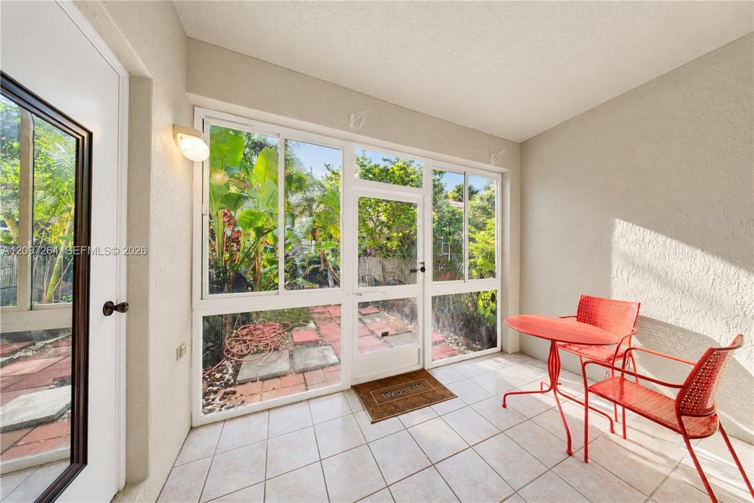 For Sale: $389,000 (2 beds, 2 baths, 1024 Square Feet)