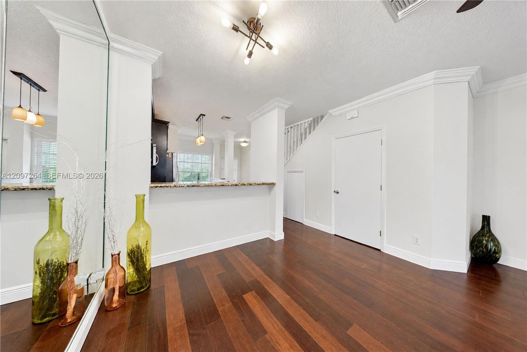 For Sale: $389,000 (2 beds, 2 baths, 1024 Square Feet)