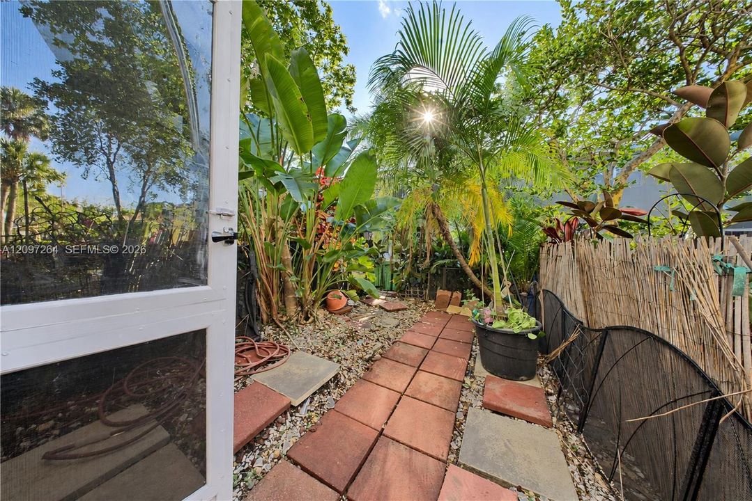 For Sale: $389,000 (2 beds, 2 baths, 1024 Square Feet)