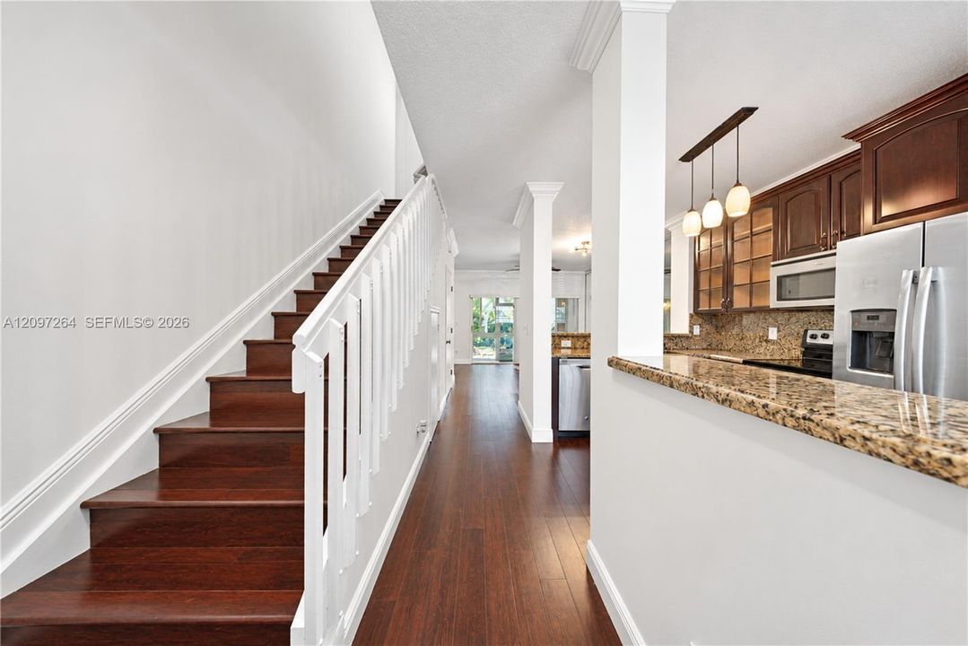 For Sale: $389,000 (2 beds, 2 baths, 1024 Square Feet)