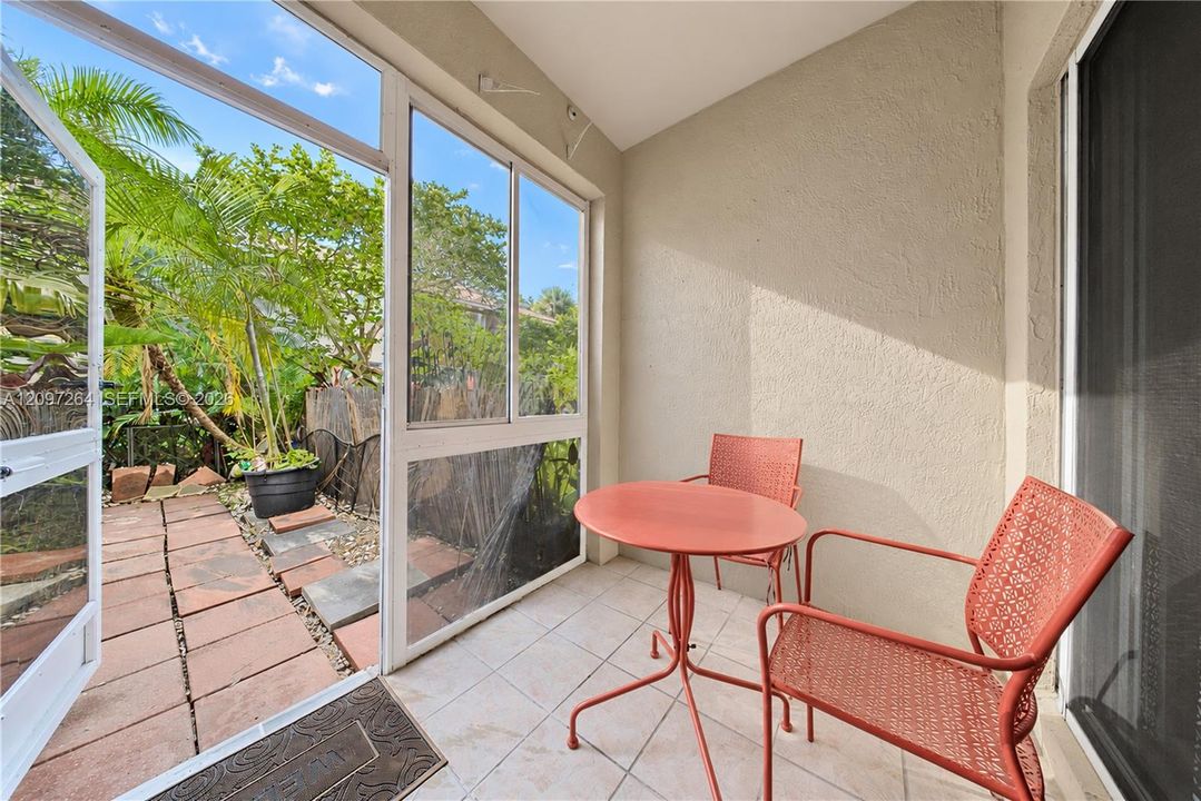 For Sale: $389,000 (2 beds, 2 baths, 1024 Square Feet)