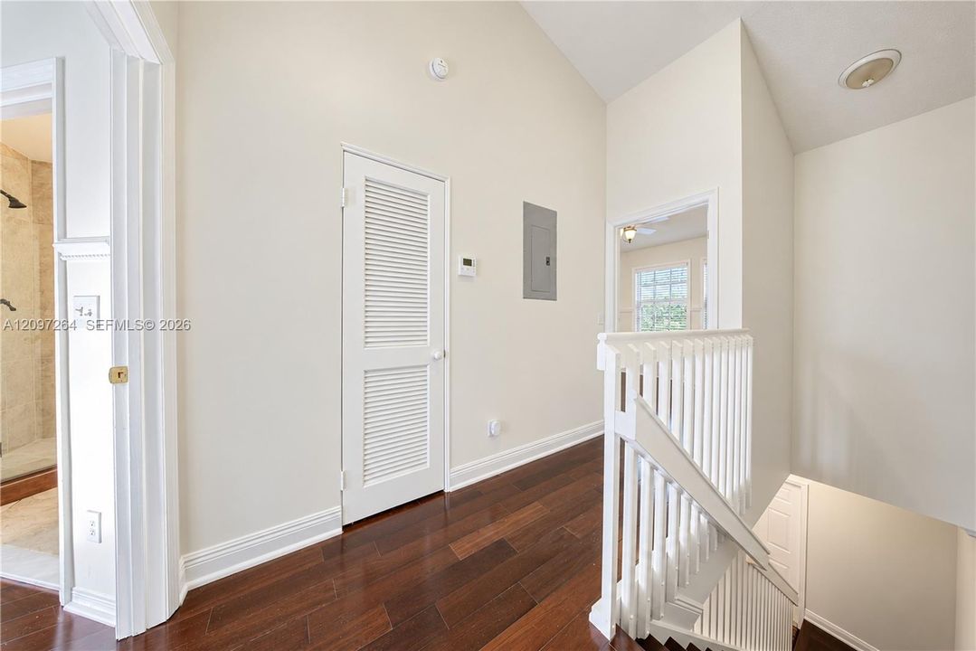 For Sale: $389,000 (2 beds, 2 baths, 1024 Square Feet)