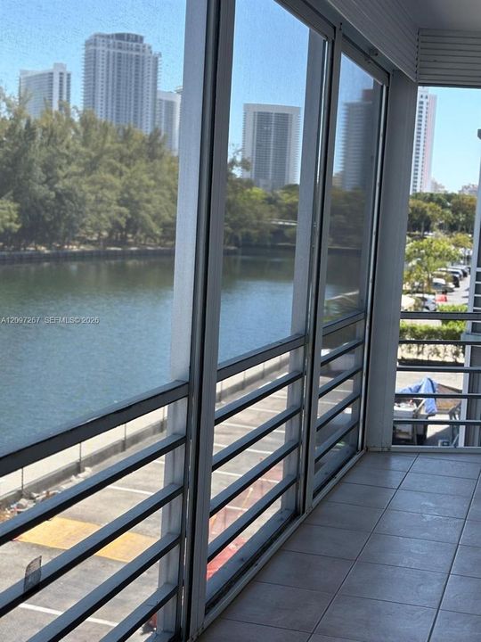 En Venta: $299,000 (2 camas, 2 baños, 1135 Pies cuadrados)
