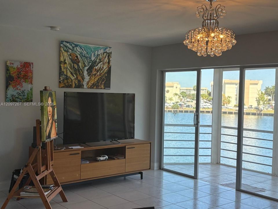 En Venta: $299,000 (2 camas, 2 baños, 1135 Pies cuadrados)