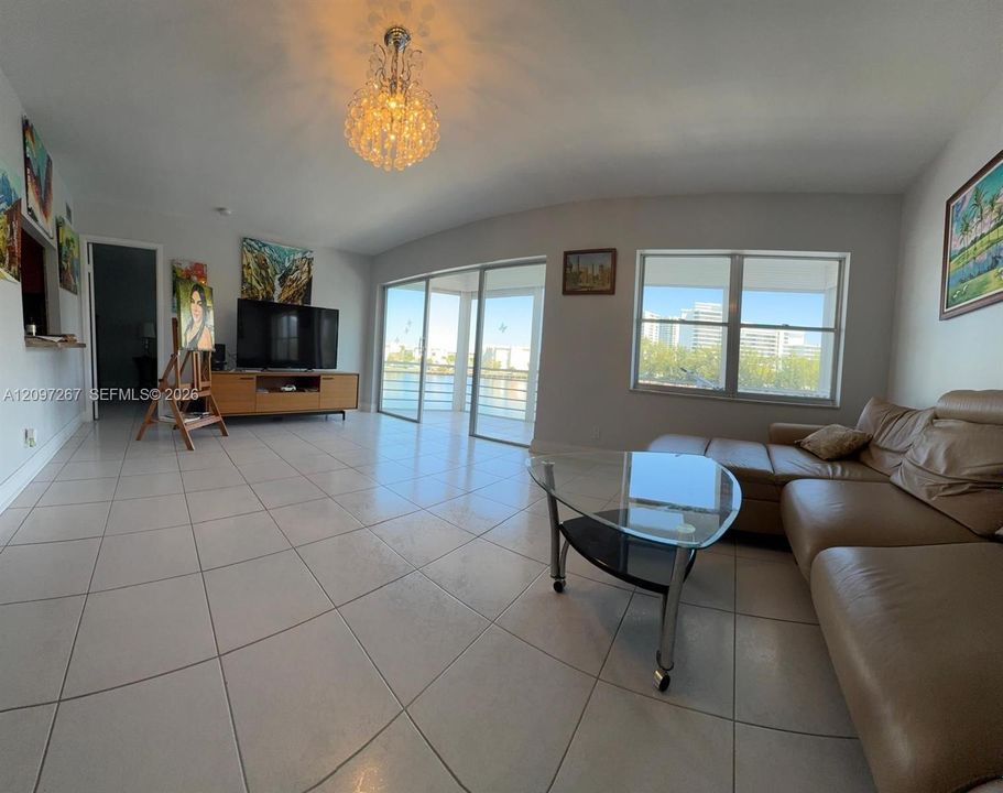 En Venta: $299,000 (2 camas, 2 baños, 1135 Pies cuadrados)
