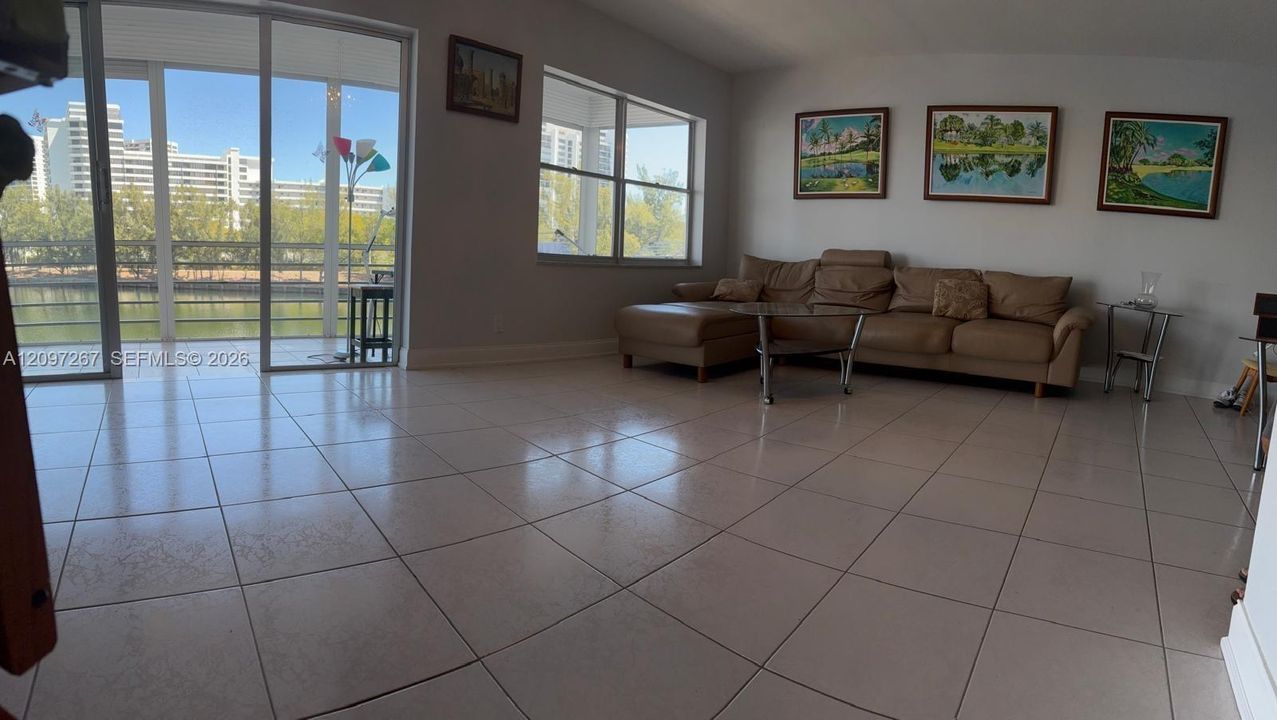 En Venta: $299,000 (2 camas, 2 baños, 1135 Pies cuadrados)