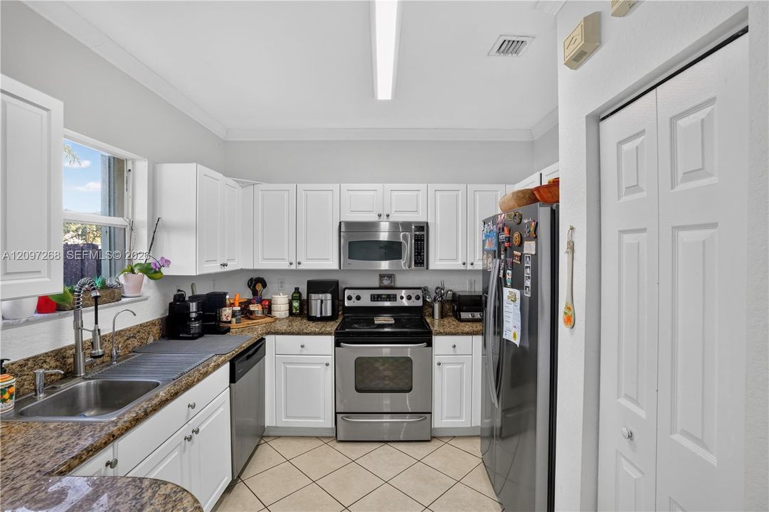 For Sale: $435,000 (3 beds, 2 baths, 1562 Square Feet)