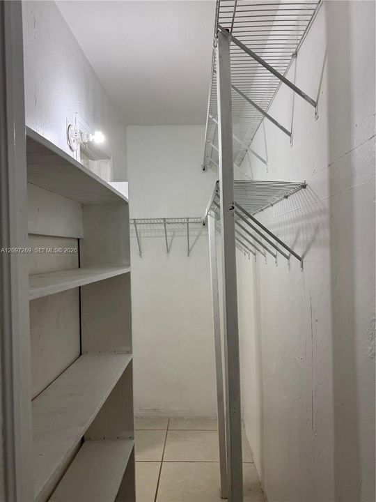 BD 2 walk-in closet