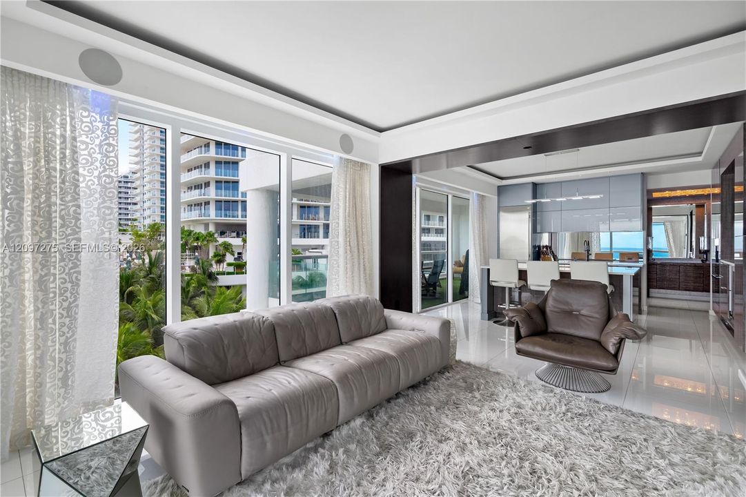 For Sale: $1,549,000 (2 beds, 2 baths, 1138 Square Feet)