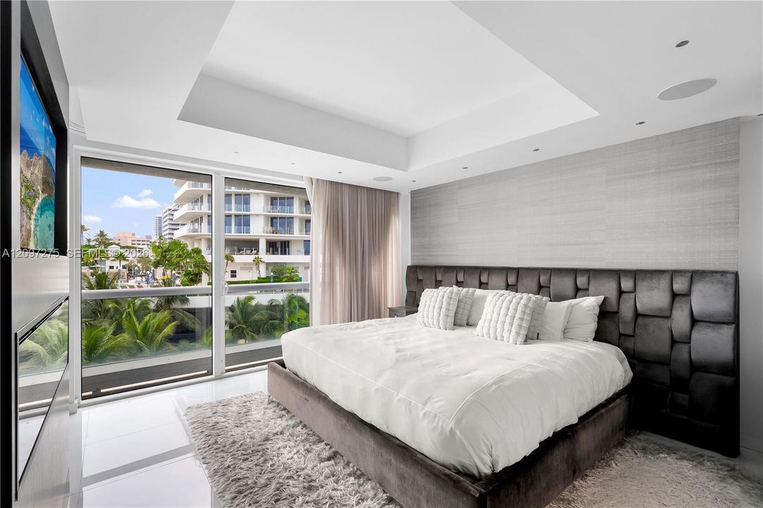For Sale: $1,549,000 (2 beds, 2 baths, 1138 Square Feet)