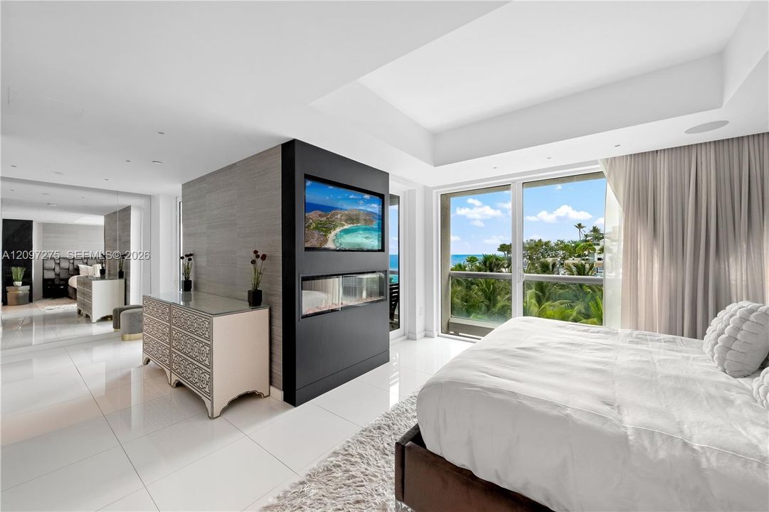 For Sale: $1,549,000 (2 beds, 2 baths, 1138 Square Feet)