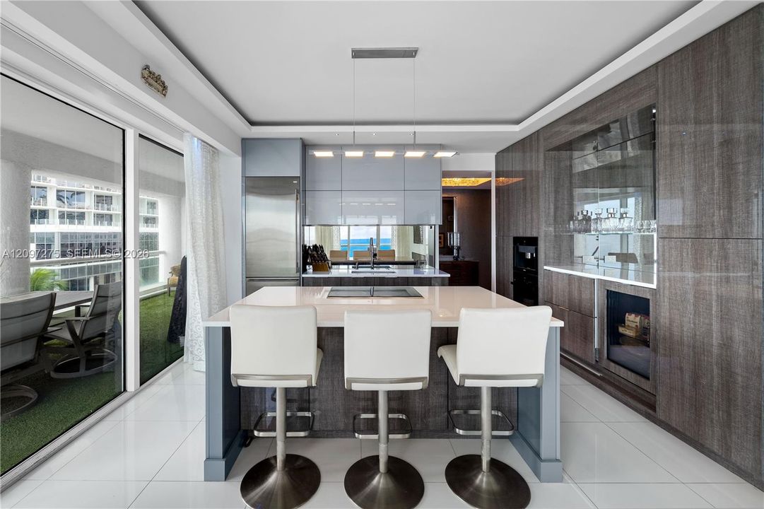For Sale: $1,549,000 (2 beds, 2 baths, 1138 Square Feet)