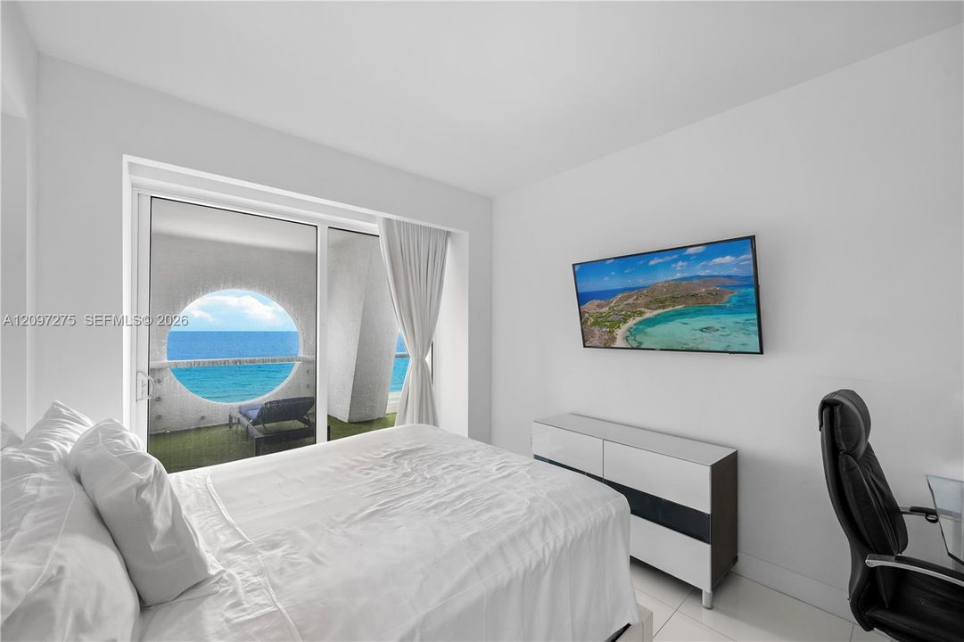 For Sale: $1,549,000 (2 beds, 2 baths, 1138 Square Feet)