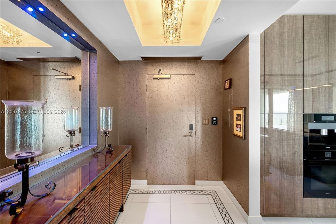 For Sale: $1,549,000 (2 beds, 2 baths, 1138 Square Feet)