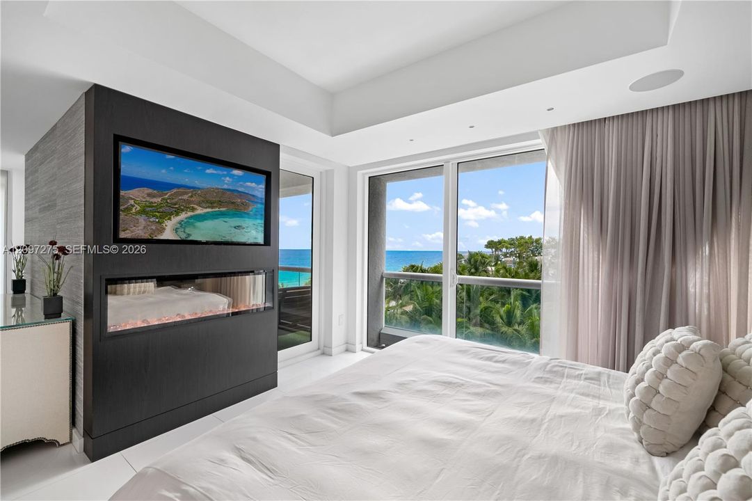 For Sale: $1,549,000 (2 beds, 2 baths, 1138 Square Feet)