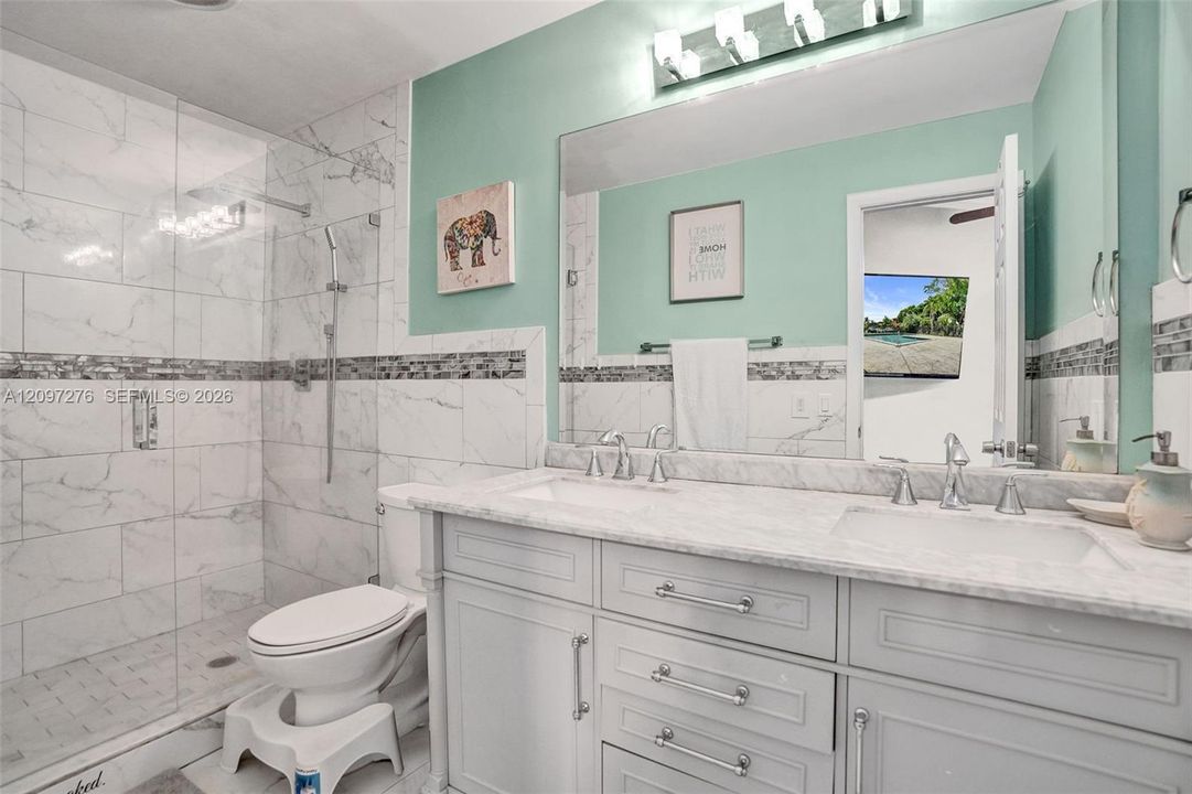 For Sale: $400,000 (3 beds, 2 baths, 1780 Square Feet)