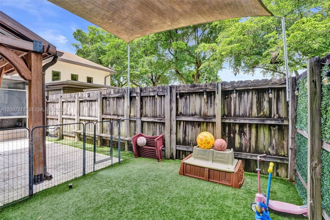 For Sale: $400,000 (3 beds, 2 baths, 1780 Square Feet)