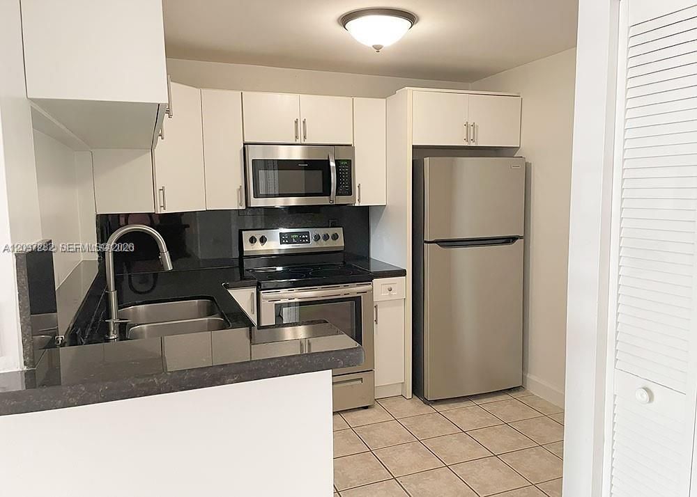 For Rent: $2,100 (2 beds, 1 baths, 760 Square Feet)