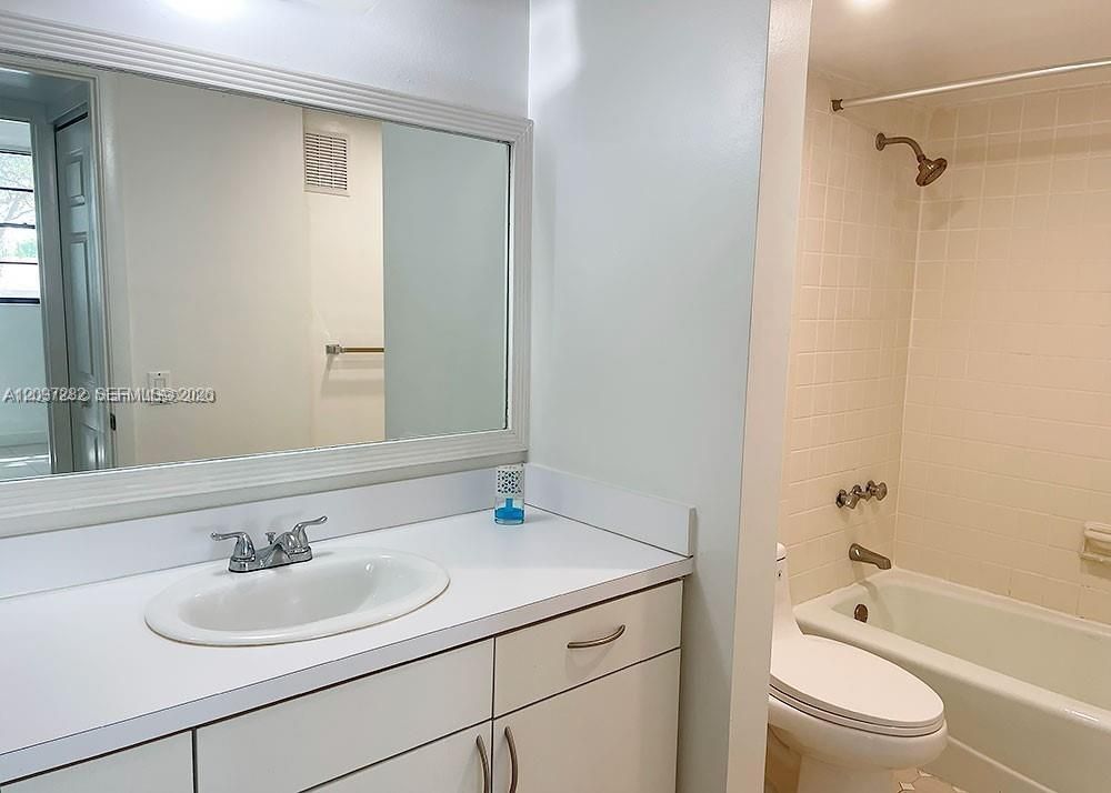 For Rent: $2,100 (2 beds, 1 baths, 760 Square Feet)