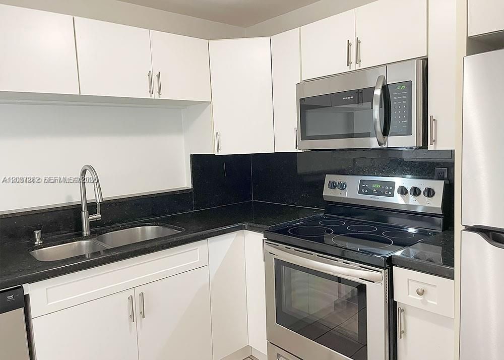 For Rent: $2,100 (2 beds, 1 baths, 760 Square Feet)