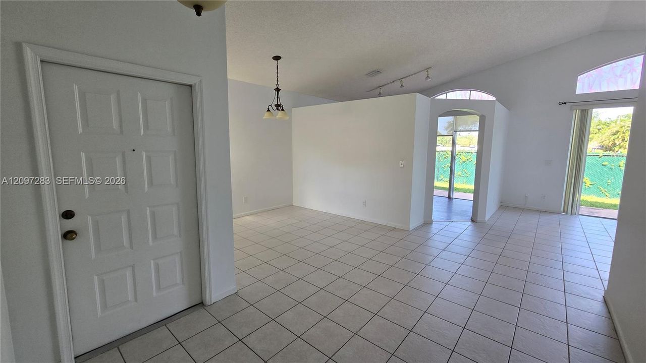For Rent: $3,700 (4 beds, 2 baths, 1599 Square Feet)