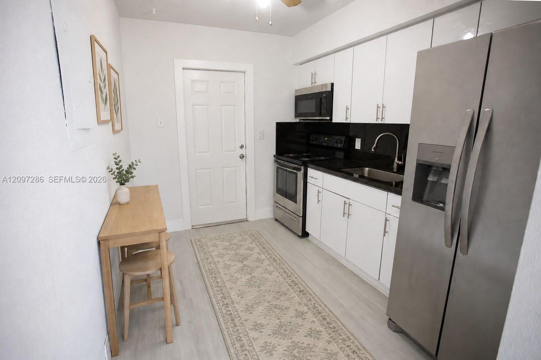 For Rent: $2,450 (2 beds, 1 baths, 650 Square Feet)