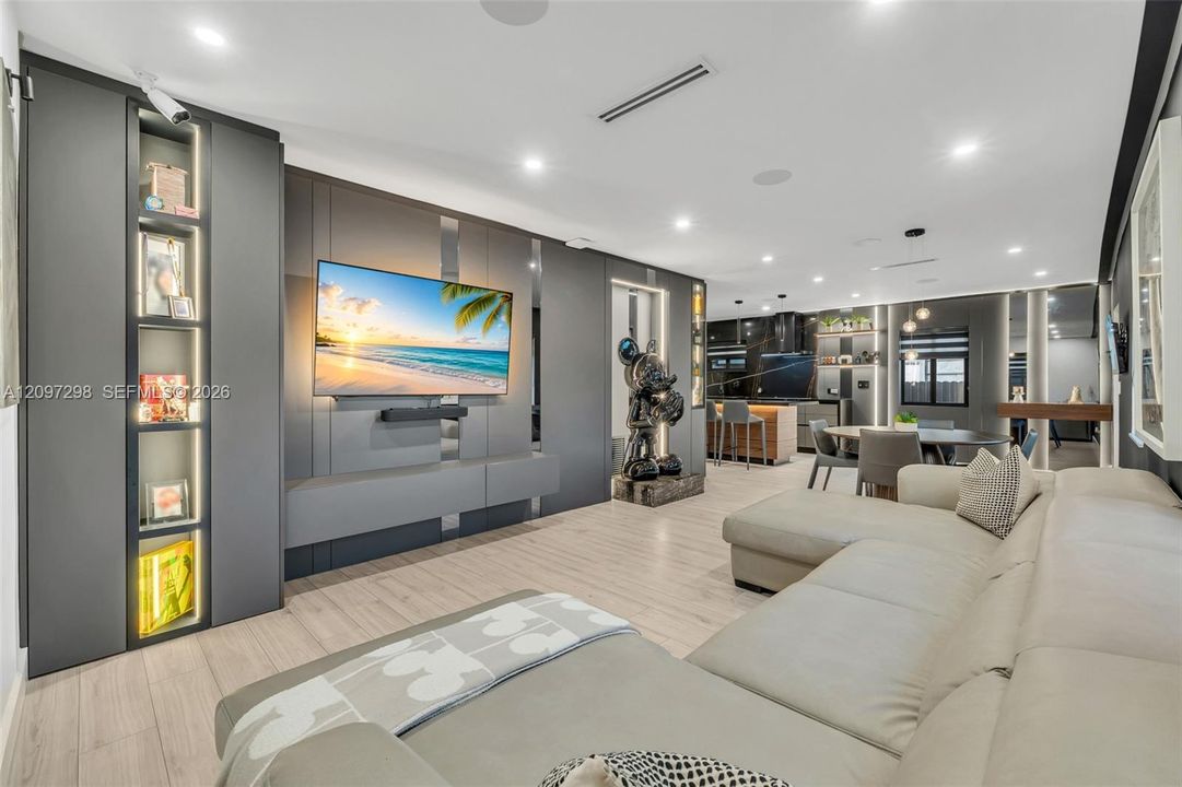 For Sale: $1,020,000 (3 beds, 2 baths, 1161 Square Feet)