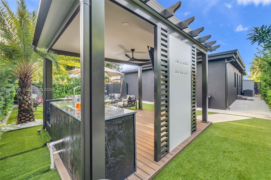 For Sale: $1,020,000 (3 beds, 2 baths, 1161 Square Feet)