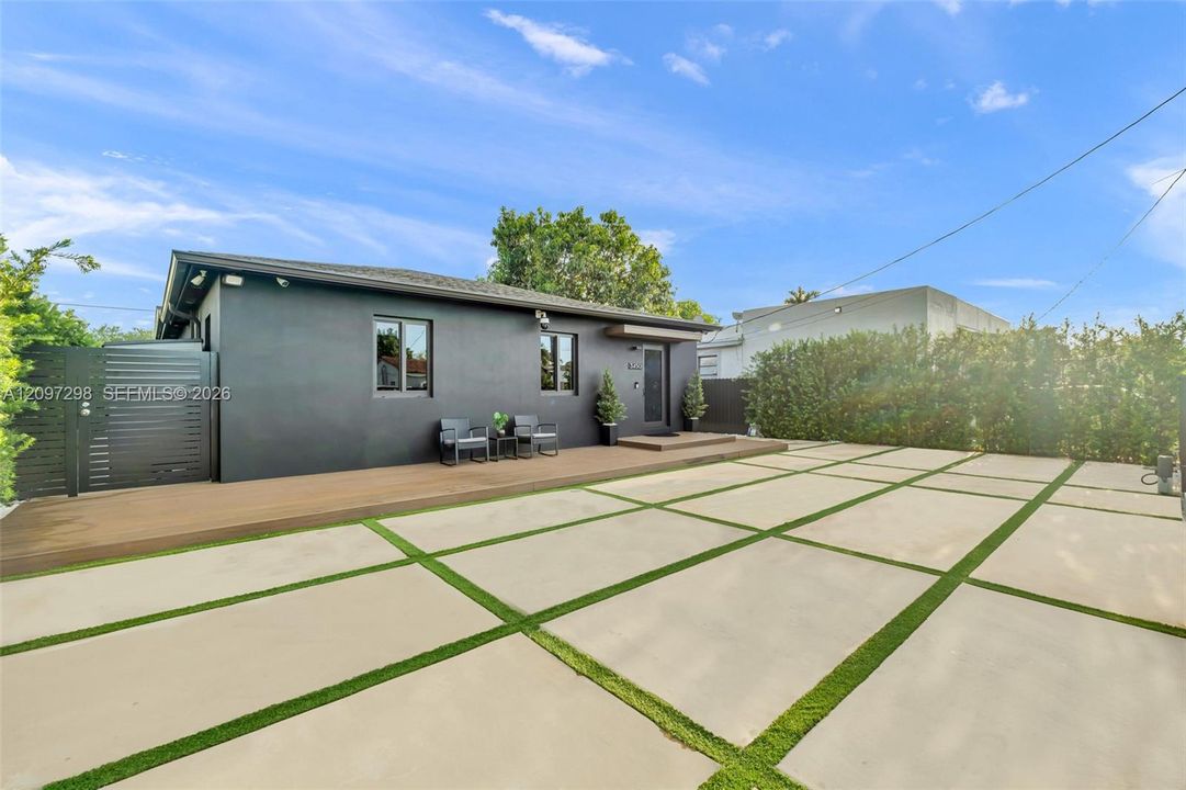 For Sale: $1,020,000 (3 beds, 2 baths, 1161 Square Feet)