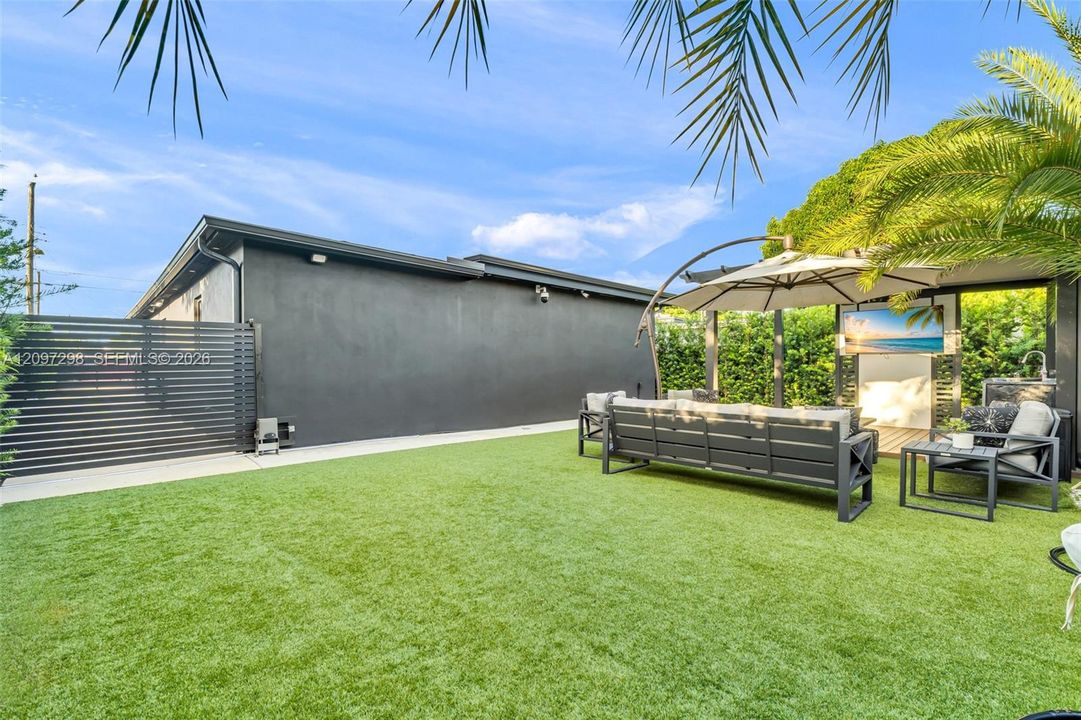 For Sale: $1,020,000 (3 beds, 2 baths, 1161 Square Feet)