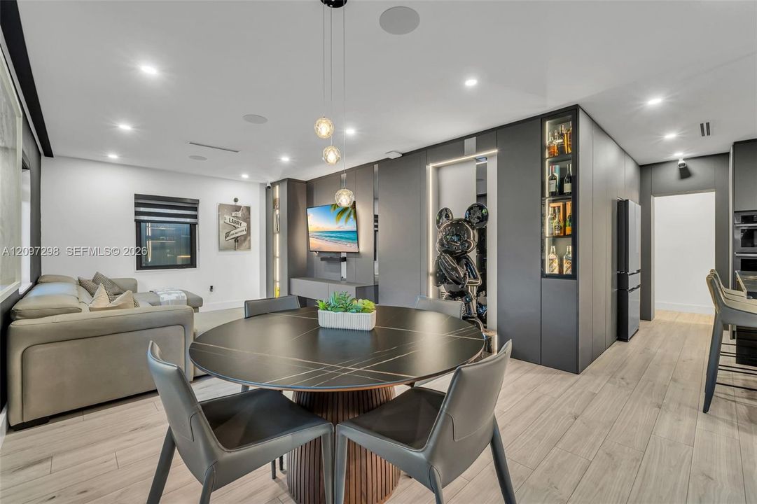 For Sale: $1,020,000 (3 beds, 2 baths, 1161 Square Feet)