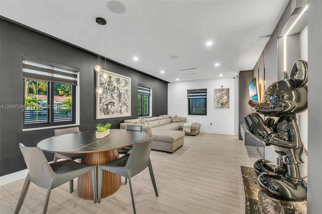 For Sale: $1,020,000 (3 beds, 2 baths, 1161 Square Feet)