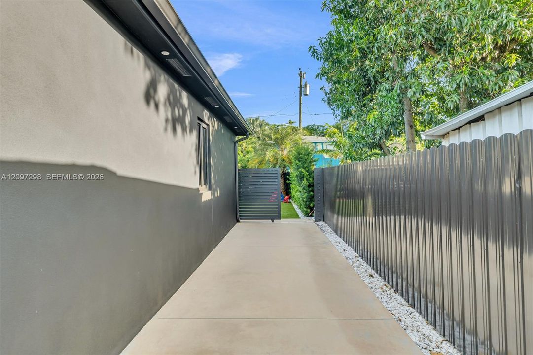 For Sale: $1,020,000 (3 beds, 2 baths, 1161 Square Feet)