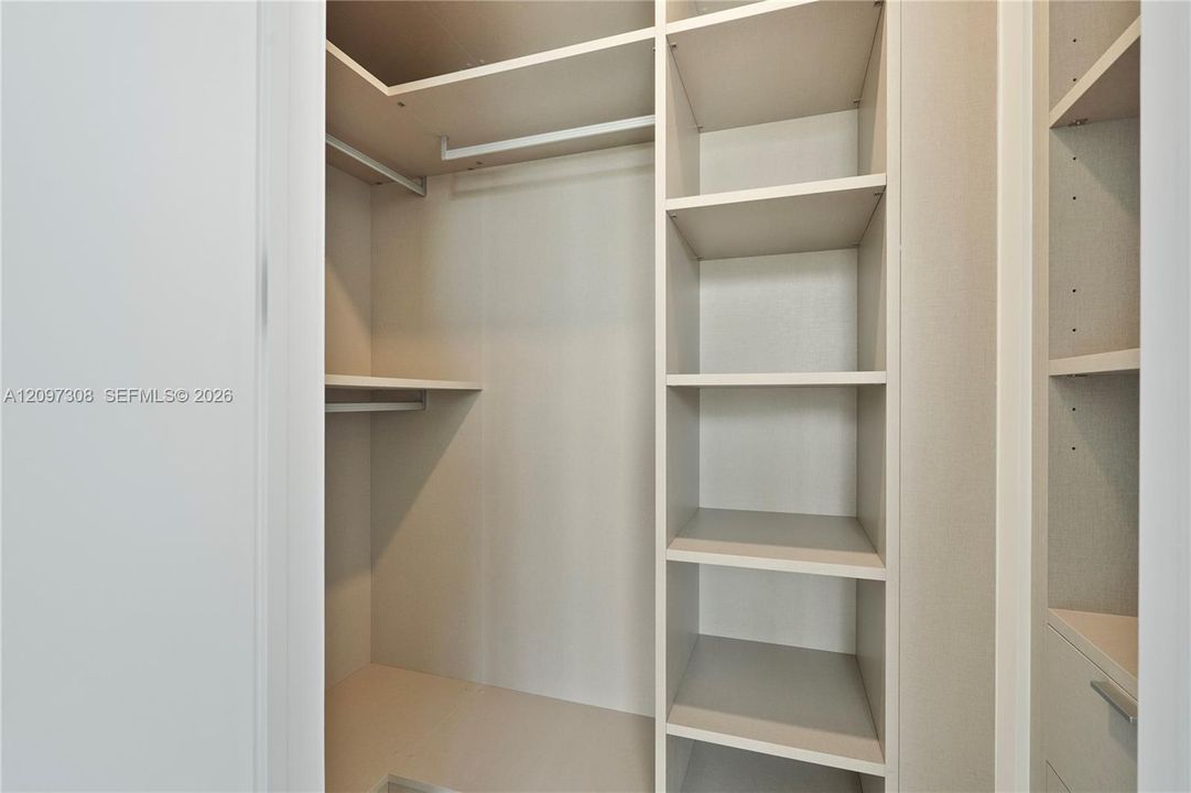 For Rent: $10,000 (1 beds, 2 baths, 864 Square Feet)